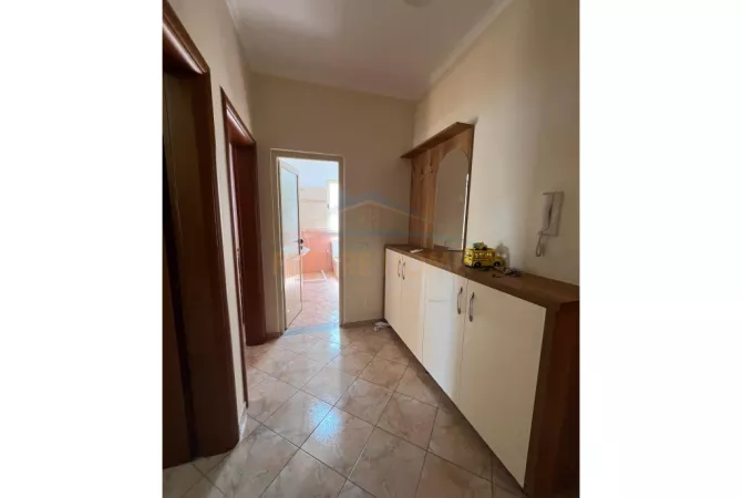 Shtepi ne shitje Apartament ne Fier, 2+1, Mobilimi E mobiluar, Pagesa 95,000  Euro.