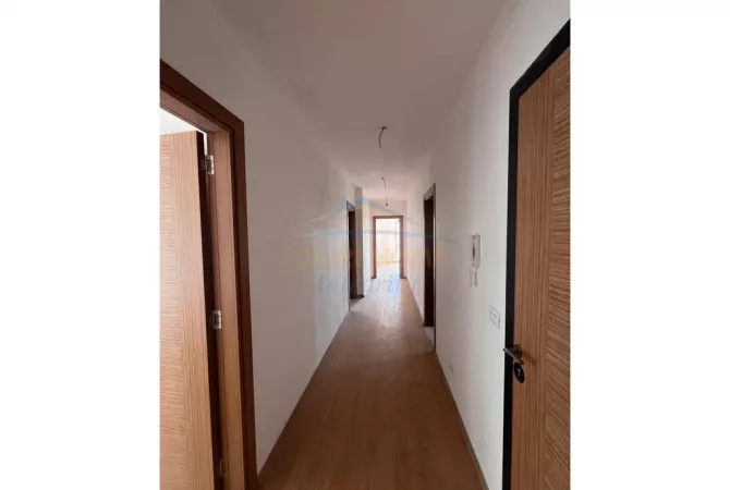 Shtepi ne shitje Apartament ne Tirane, 3+1, Mobilimi Bosh, pa mobiluar, Pagesa 190,147  Euro.