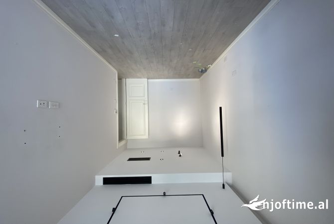 Ambiente Commerciale in Affitto 3+1 a Tirana - 1,000 Euro