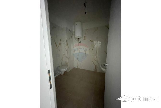 Ambiente Commerciale in Affitto 3+1 a Tirana - 400 Euro