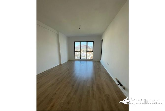 Ambiente Commerciale in Affitto 3+1 a Tirana - 400 Euro