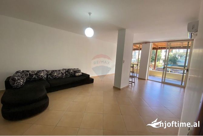 Ambiente Commerciale in Affitto 3+1 a Tirana - 650 Euro