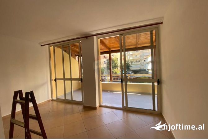 Ambiente Commerciale in Affitto 3+1 a Tirana - 650 Euro