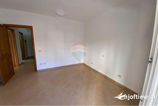 Ambiente Commerciale in Affitto 3+1 a Tirana - 650 Euro