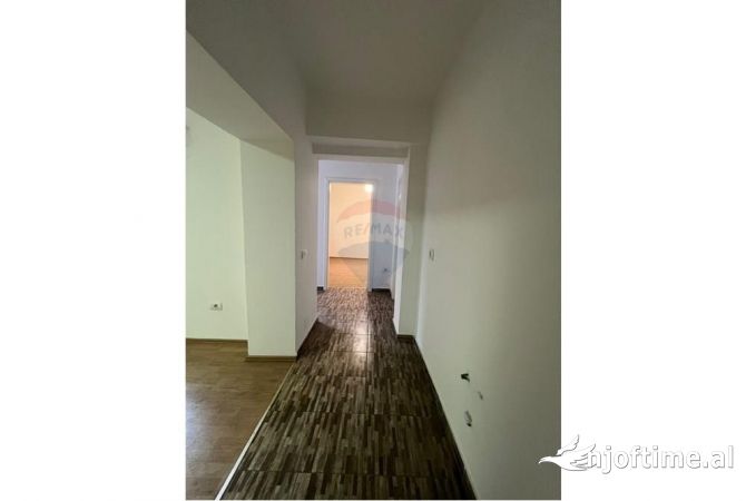 Ambiente Commerciale in Affitto 3+1 a Tirana - 850 Euro