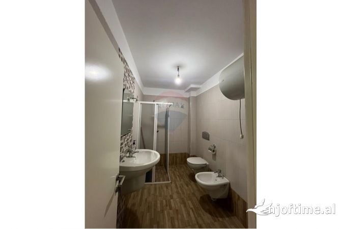 Ambiente Commerciale in Affitto 3+1 a Tirana - 850 Euro