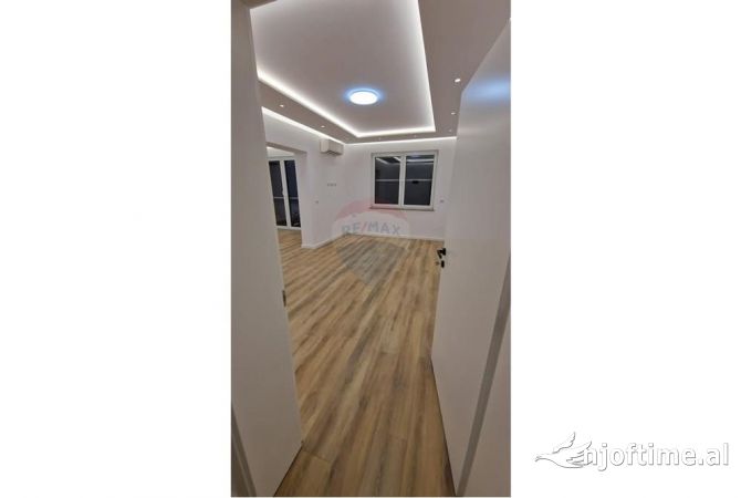 Ambiente Commerciale in Affitto 3+1 a Tirana - 1,200 Euro