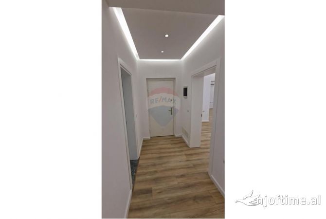 Ambiente Commerciale in Affitto 3+1 a Tirana - 1,200 Euro