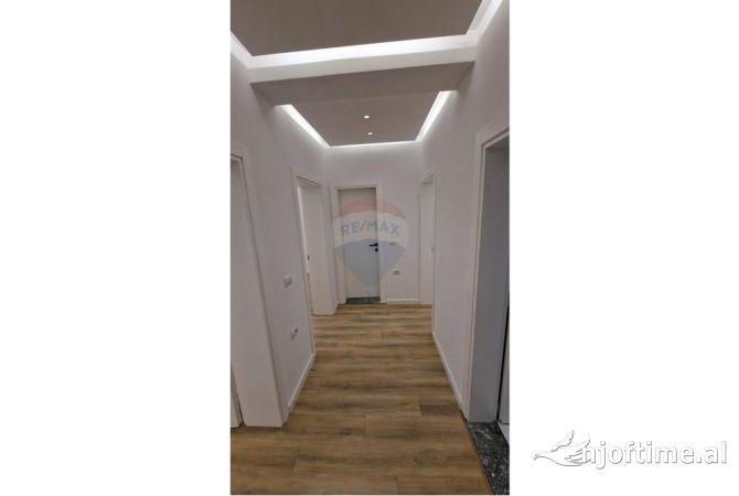 Ambiente Commerciale in Affitto 3+1 a Tirana - 1,200 Euro