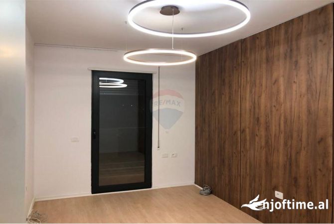 Ambiente Commerciale in Affitto 3+1 a Tirana - 700 Euro