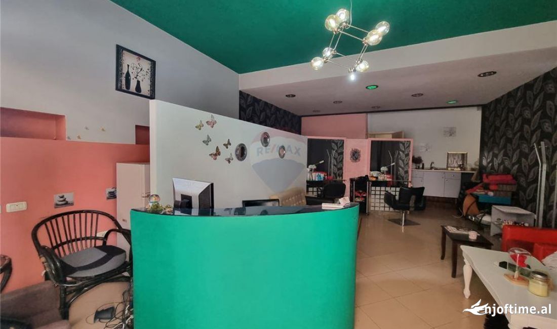 AMBIENT KOMERCIAL PER QIRA TE KOMUNA E PARISIT!