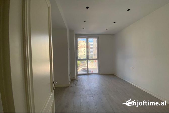 Ambiente Commerciale in Affitto 3+1 a Tirana - 1,000 Euro