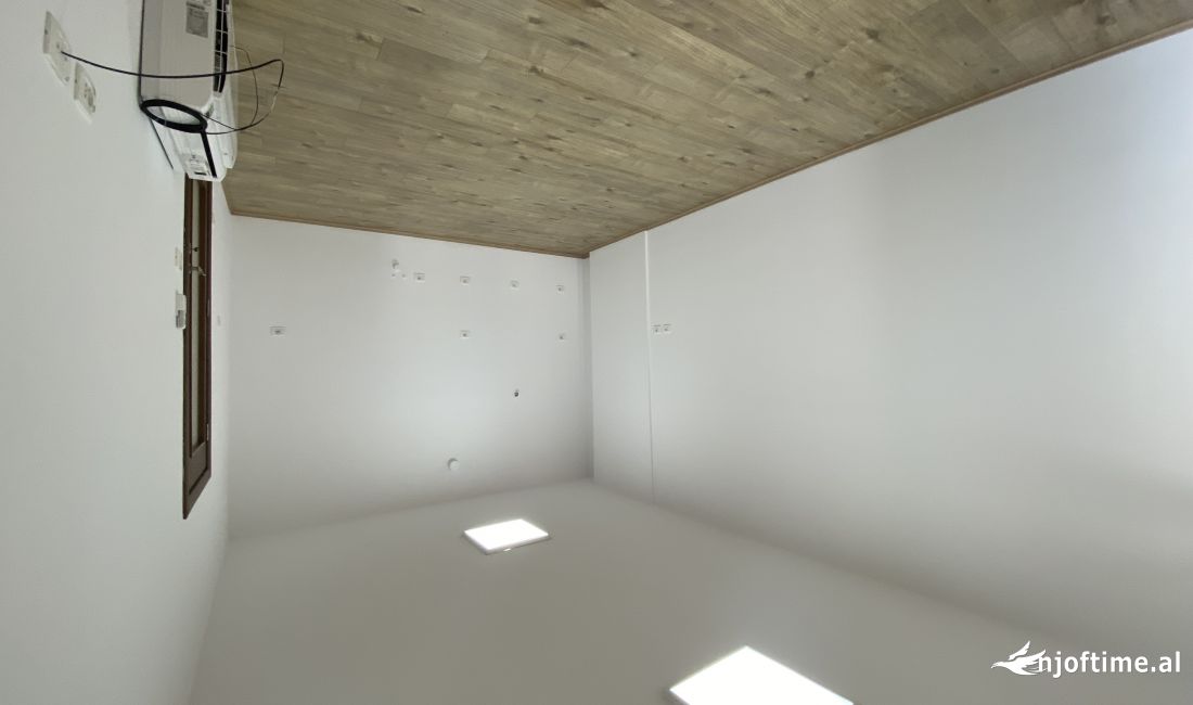 Jepet ambinet me qira  prane Square 21