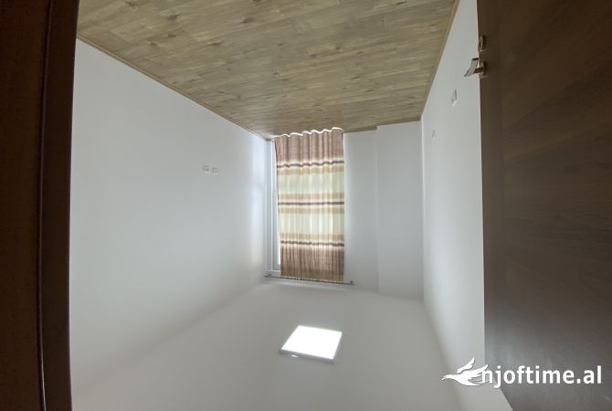 Jepet ambinet me qira  prane Square 21