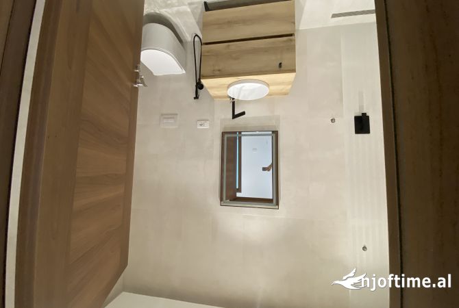 Ambiente Commerciale in Affitto 3+1 a Tirana - 700 Euro