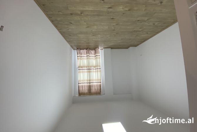 Ambiente Commerciale in Affitto 3+1 a Tirana - 700 Euro
