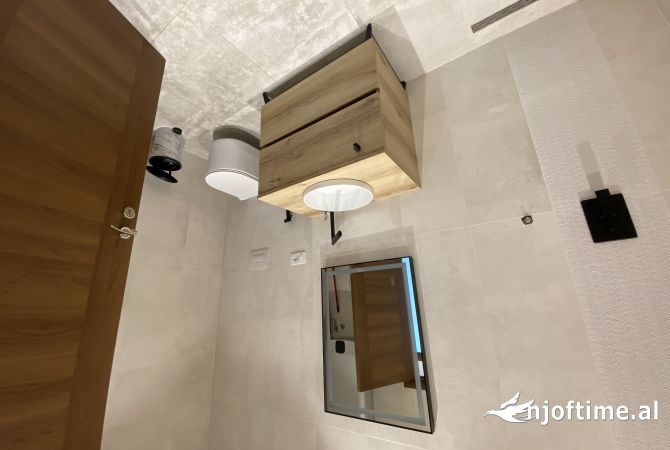 Ambiente Commerciale in Affitto 3+1 a Tirana - 700 Euro