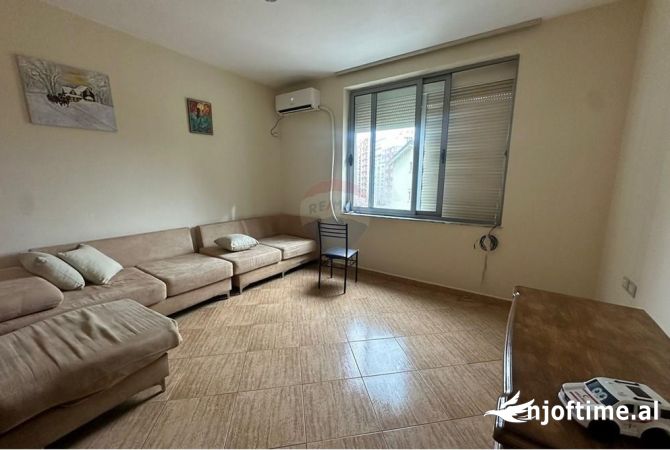 Ambiente Commerciale in Affitto 3+1 a Tirana - 500 Euro