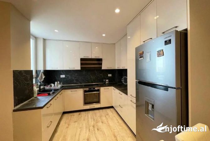 Appartamento in affitto a Tirana 2+1, Arredato