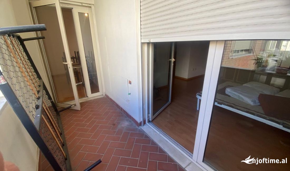 Jepetvapartament per zyra 2+1+2 me qira prane Kristalit