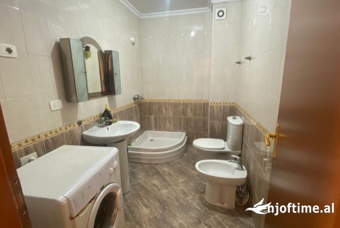 Jepetvapartament per zyra 2+1+2 me qira prane Kristalit