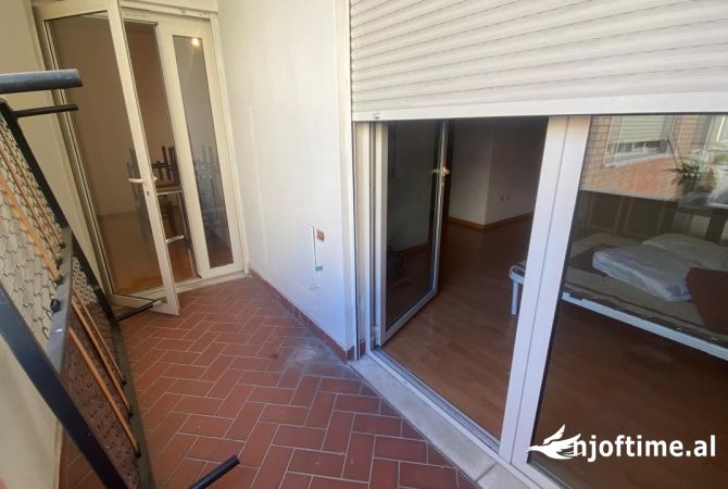 Jepetvapartament per zyra 2+1+2 me qira prane Kristalit