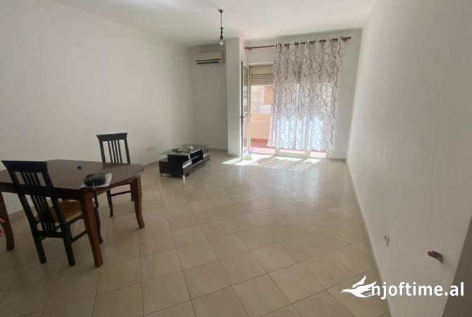 Jepetvapartament per zyra 2+1+2 me qira prane Kristalit