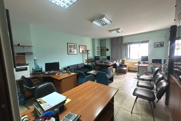Ambient biznesi me qera 3+1 ne Tirane - 450 Euro