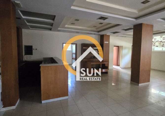 Ambiente Commerciale in Vendita 3+1 a Scutari - 115,000 Euro