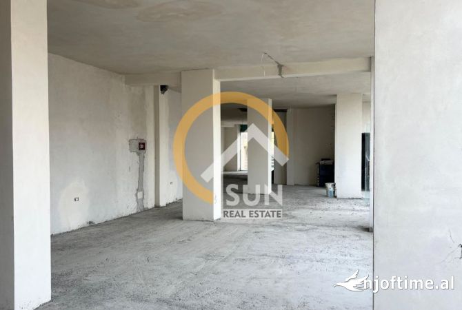 Ambiente Commerciale in Vendita 3+1 a Scutari - 475,622 Euro