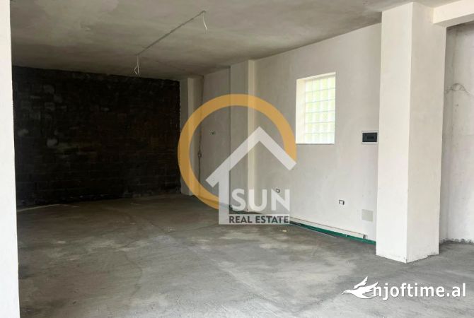 Ambiente Commerciale in Vendita 3+1 a Scutari - 475,622 Euro
