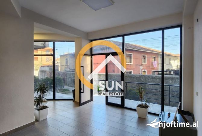 Ambiente Commerciale in Vendita 3+1 a Scutari - 360,000 Euro