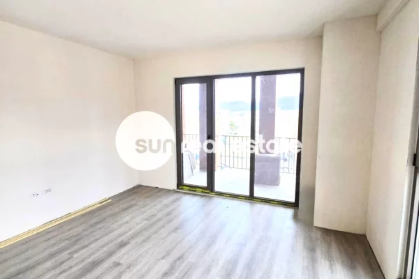 Shtepi ne shitje Apartament ne Tirane, 2+1, Mobilimi Bosh, pa mobiluar, Pagesa 224,659  Euro.