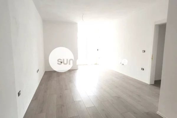 Shtepi ne shitje Apartament ne Shkoder, 2+1, Mobilimi Bosh, pa mobiluar, Pagesa 132,000  Euro.