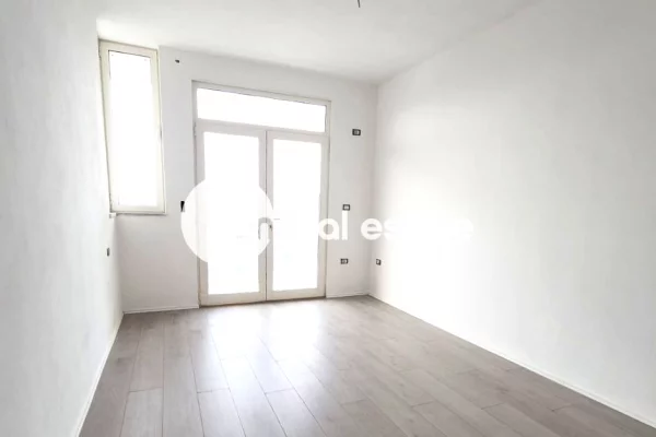 Shtepi ne shitje Apartament ne Shkoder, 2+1, Mobilimi Bosh, pa mobiluar, Pagesa 132,000  Euro.