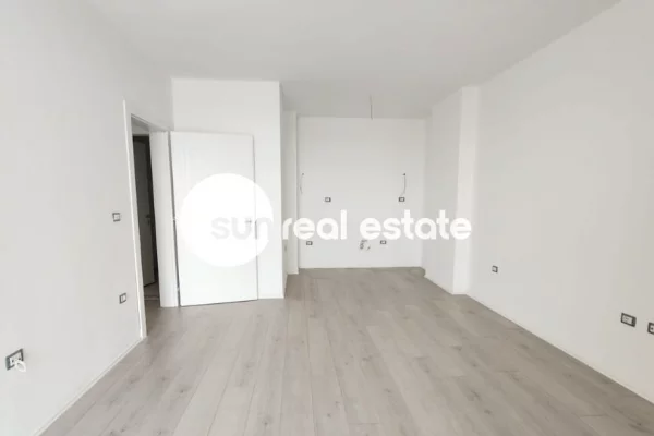 Shtepi ne shitje Apartament ne Shkoder, 2+1, Mobilimi Bosh, pa mobiluar, Pagesa 132,000  Euro.