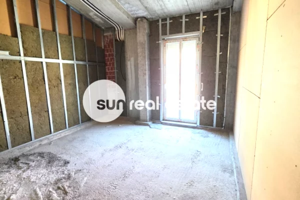 Shtepi ne shitje Apartament ne Shkoder, 3+1, Mobilimi Bosh, pa mobiluar, Pagesa 324,000  Euro.