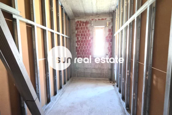 Shtepi ne shitje Apartament ne Shkoder, 3+1, Mobilimi Bosh, pa mobiluar, Pagesa 324,000  Euro.