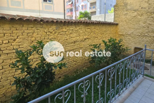 Shtepi me qera Apartament ne Shkoder, 2+1, Mobilimi E mobiluar, Pagesa 60,000  Leke.