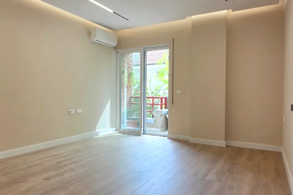 Ambient biznesi me qera 3+1 ne Tirane - 2,800 Euro