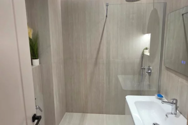 Ambient biznesi me qera 3+1 ne Tirane - 2,800 Euro