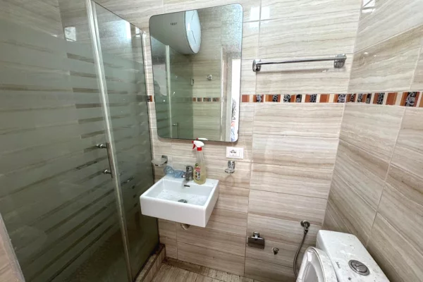 Ambient biznesi me qera 3+1 ne Tirane - 1,200 Euro