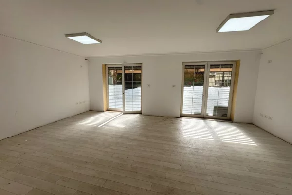 Ambient biznesi me qera 3+1 ne Tirane - 1,200 Euro