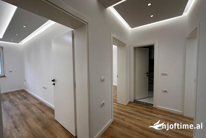 Ambiente Commerciale in Affitto 3+1 a Tirana - 1,100 Euro