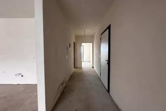 Shtepi ne shitje Apartament ne Tirane, 2+1, Mobilimi Bosh, pa mobiluar, Pagesa 177,500  Euro.