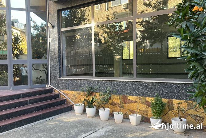 Ambiente Commerciale in Affitto 1+1 a Tirana - 2,000 Euro