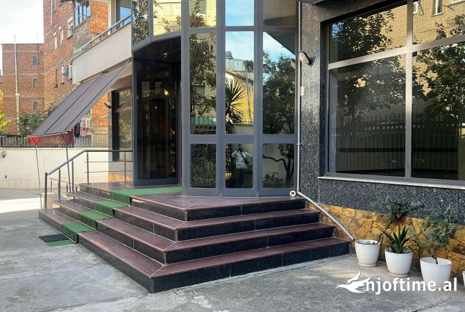 Ambiente Commerciale in Affitto 1+1 a Tirana - 2,000 Euro