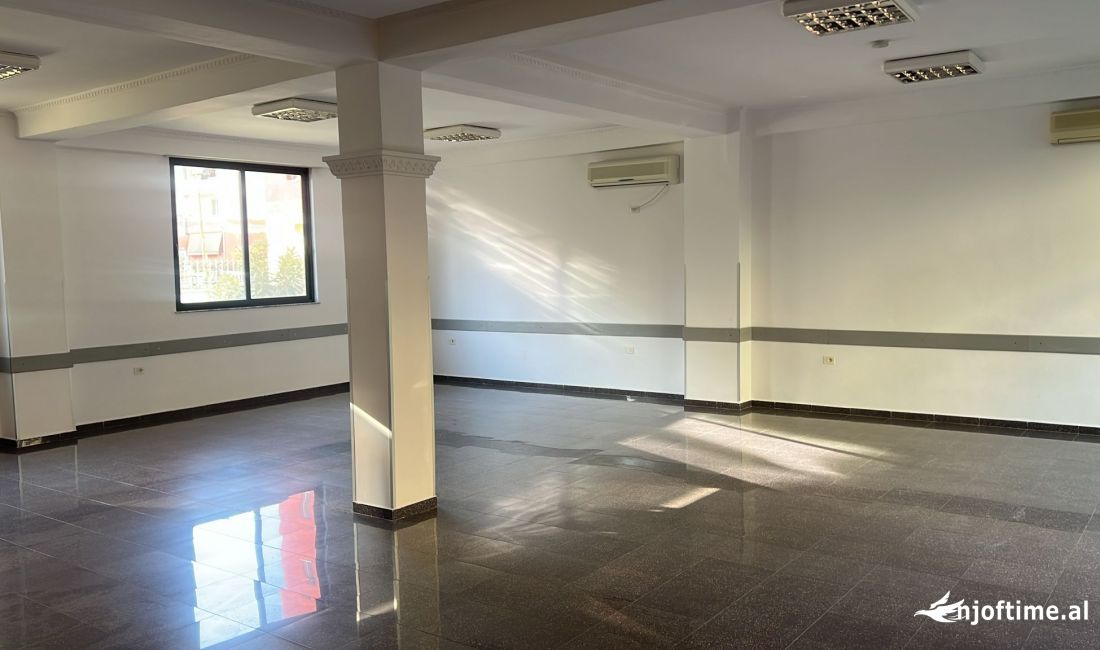 Ambjent me qera 200 m2 , buze rruge 