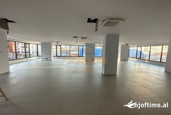 Ambiente Commerciale in Affitto 1+1 a Tirana - 5,700 Euro
