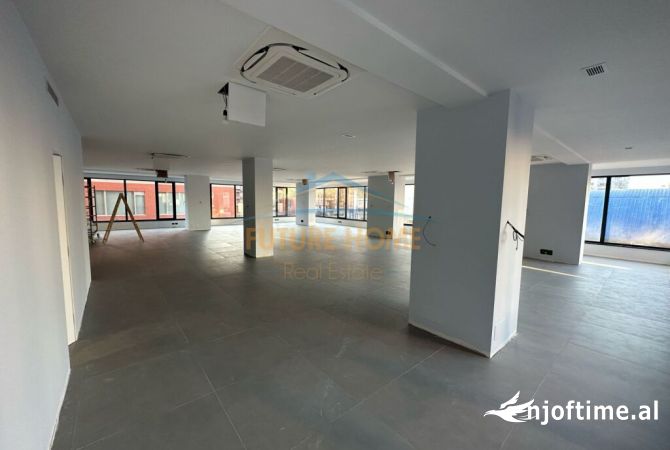 Ambiente Commerciale in Affitto 1+1 a Tirana - 5,700 Euro